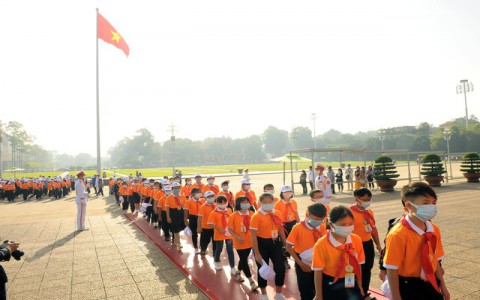 Trao Huy hiệu Cháu ngoan Bác Hồ trước thềm Lăng Chủ tịch Hồ Chí Minh