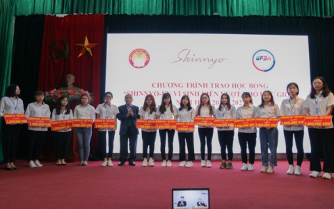 Quỹ Khuyến học Việt Nam trao học bổng học sinh, sinh viên vượt khó học giỏi