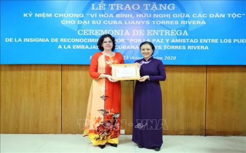 Trao Kỷ niệm chương 'Vì hòa bình hữu nghị giữa các dân tộc' tặng Đại sứ Cuba tại Việt Nam