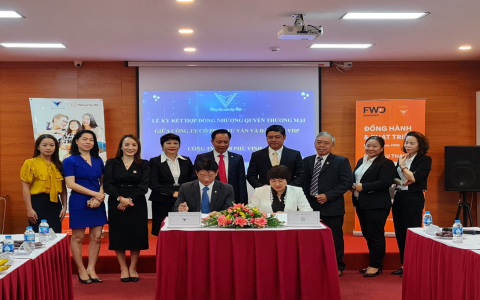 Công ty Cổ phẩn Tư vấn và Đào tạo VHP ký kết chuyển nhượng quyền thương mại với Công ty TNHH Phú Vinh