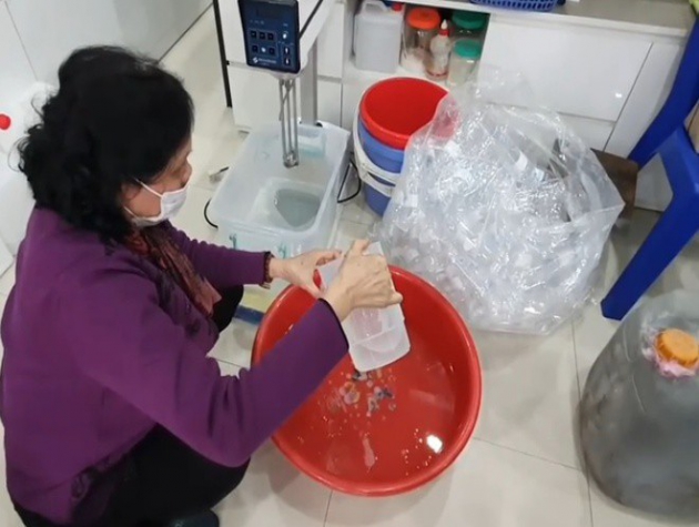 Phát hiện cơ sở sản xuất dung dịch rửa tay pha cồn với nước